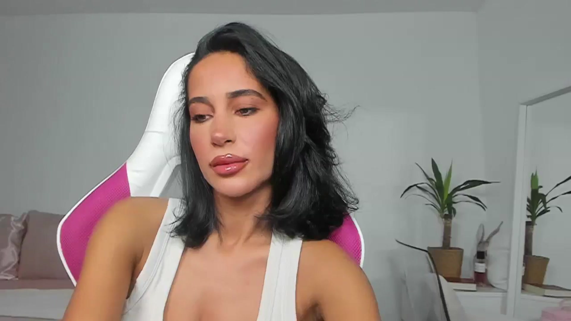 Gallery image thumbnail from Qarinah's myfreecams stream on, 06/08/2025, 23:38 image 13 of 20