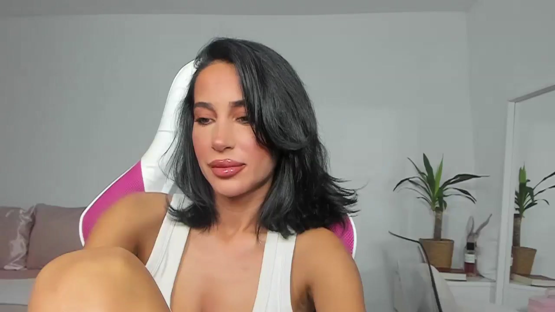 Gallery image thumbnail from Qarinah's myfreecams stream on, 06/08/2025, 23:38 image 6 of 20