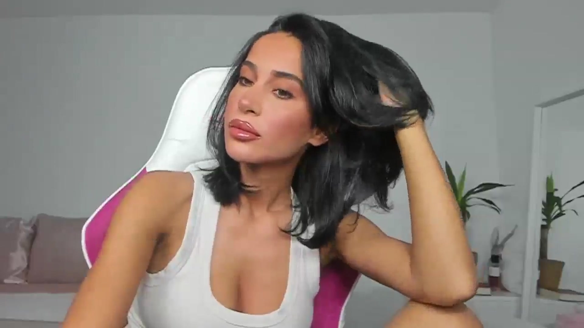 Gallery image thumbnail from Qarinah's myfreecams stream on, 06/08/2025, 23:38 image 9 of 20