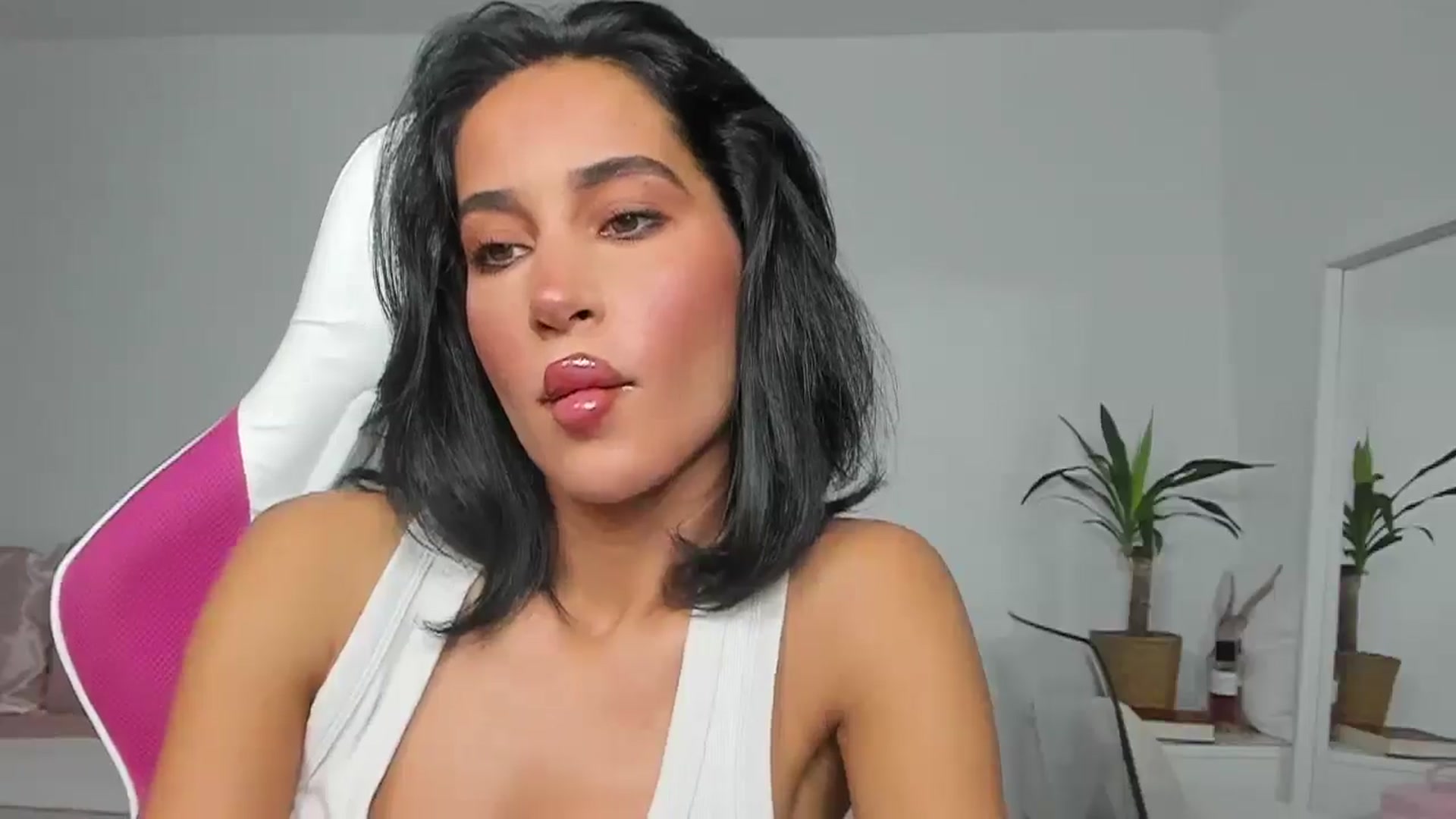 Gallery image thumbnail from Qarinah's myfreecams stream on, 06/08/2025, 23:38 image 15 of 20