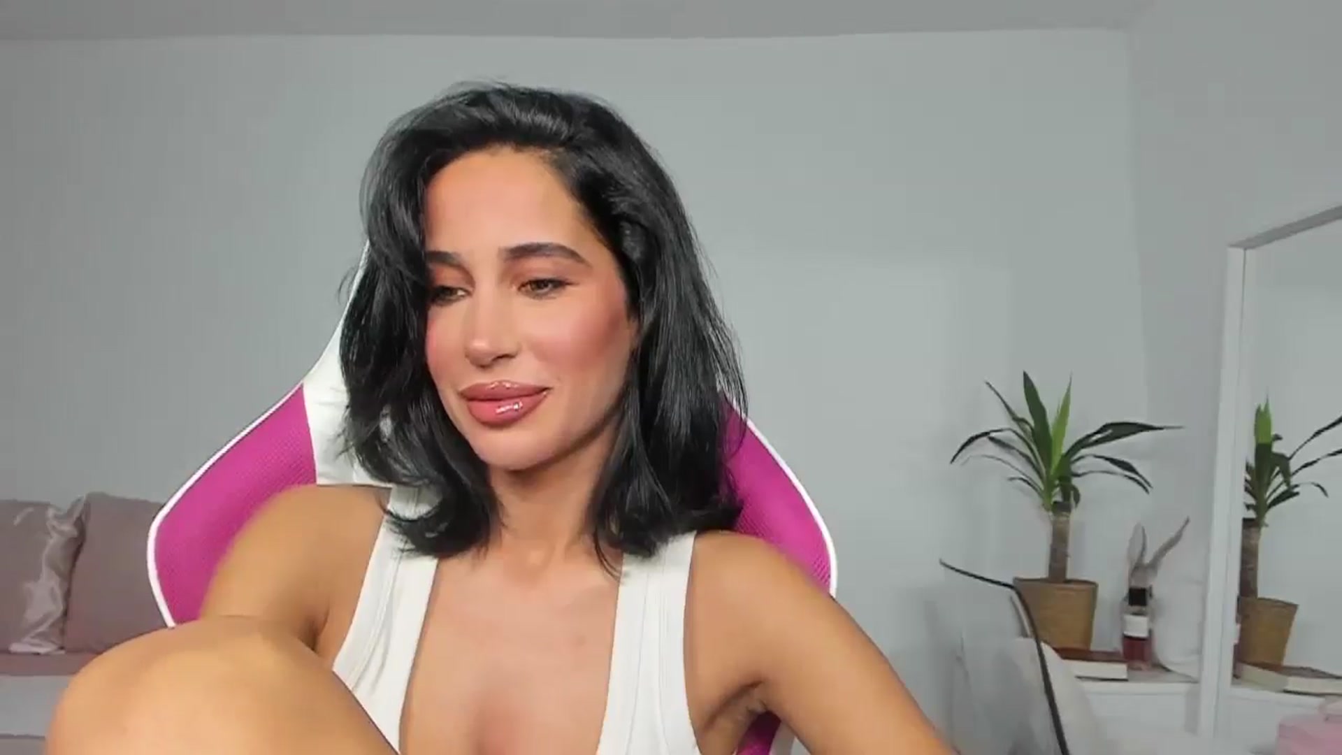 Gallery image thumbnail from Qarinah's myfreecams stream on, 06/08/2025, 23:38 image 5 of 20