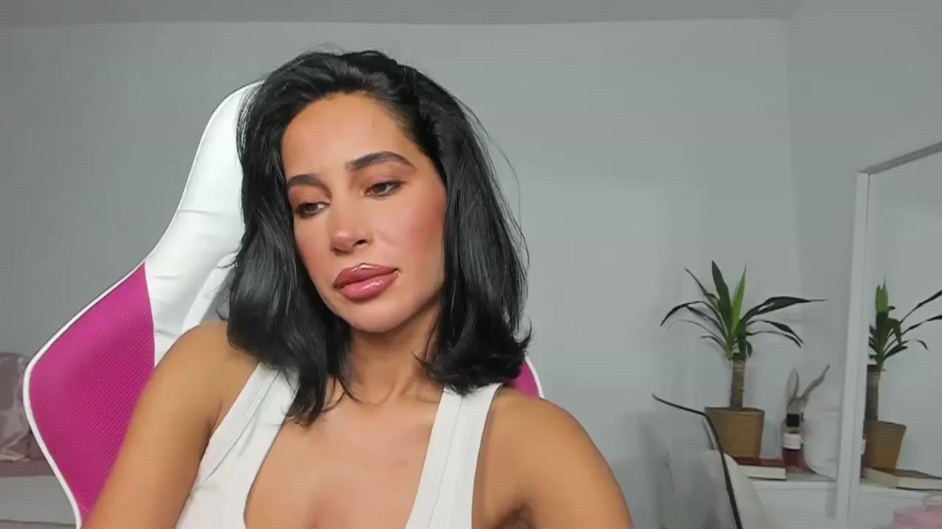 Gallery image thumbnail from Qarinah's myfreecams stream on, 06/08/2025, 23:38 image 16 of 20