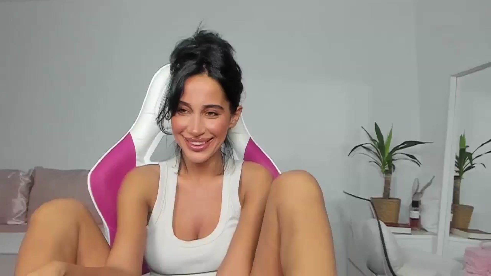 Gallery image thumbnail from Qarinah's myfreecams stream on, 06/09/2025, 24:00 image 1 of 20