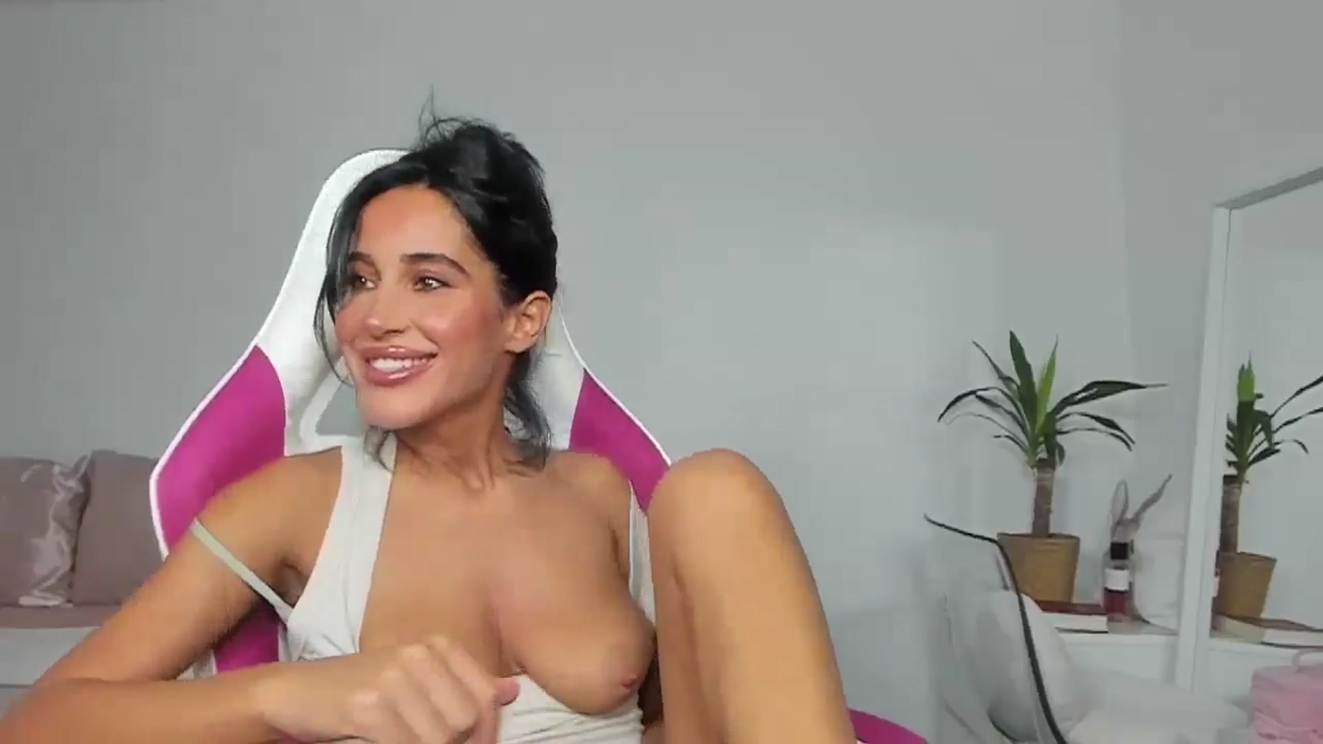 Gallery image thumbnail from Qarinah's myfreecams stream on, 06/09/2025, 24:00 image 6 of 20