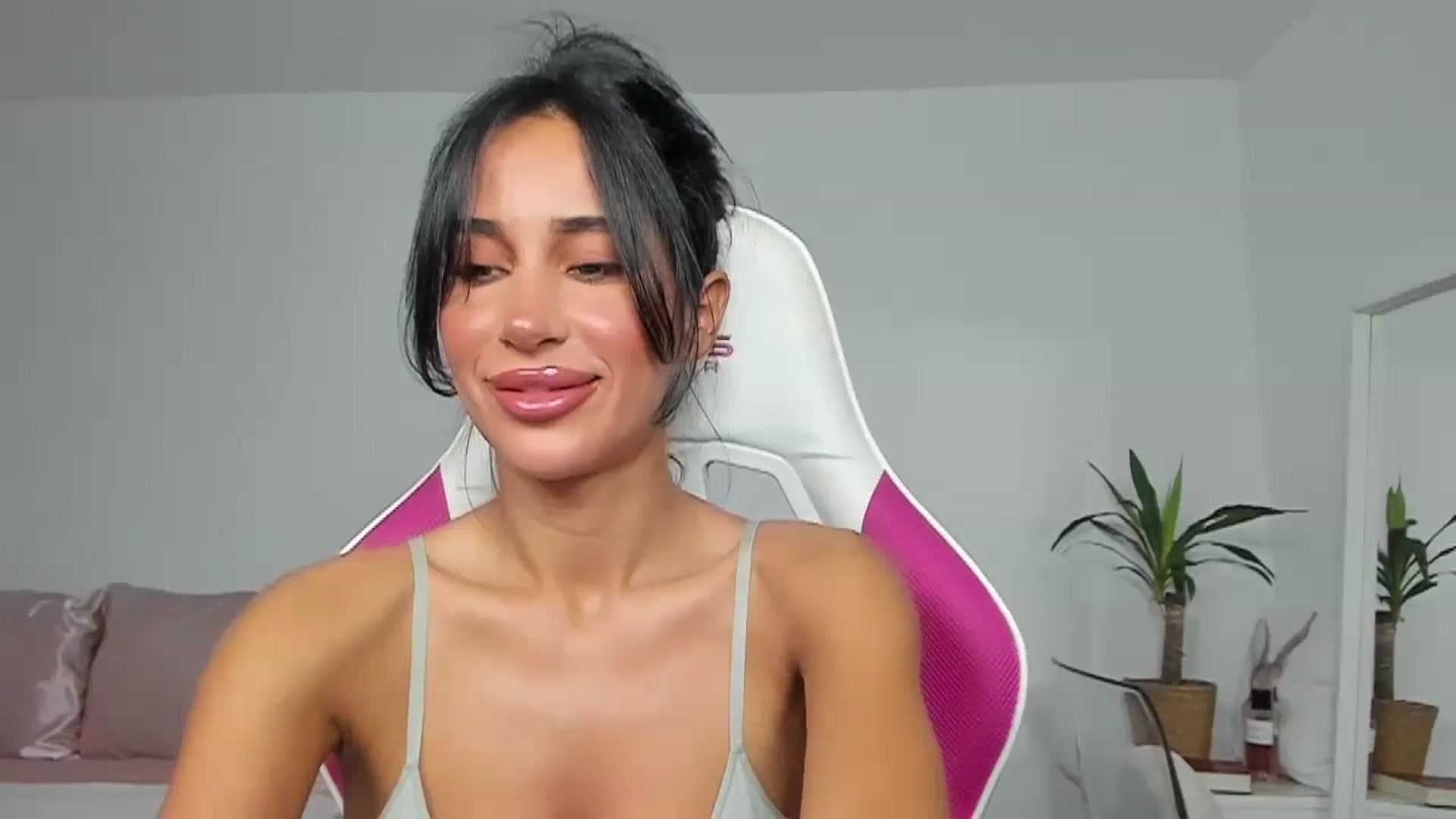 Gallery image thumbnail from Qarinah's myfreecams stream on, 06/09/2025, 01:56 image 13 of 20