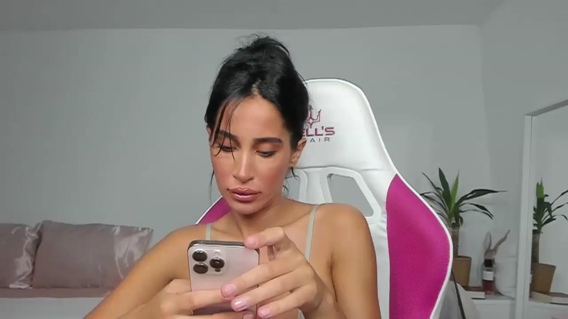 Gallery image thumbnail from Qarinah's myfreecams stream on, 06/09/2025, 01:56 image 7 of 20