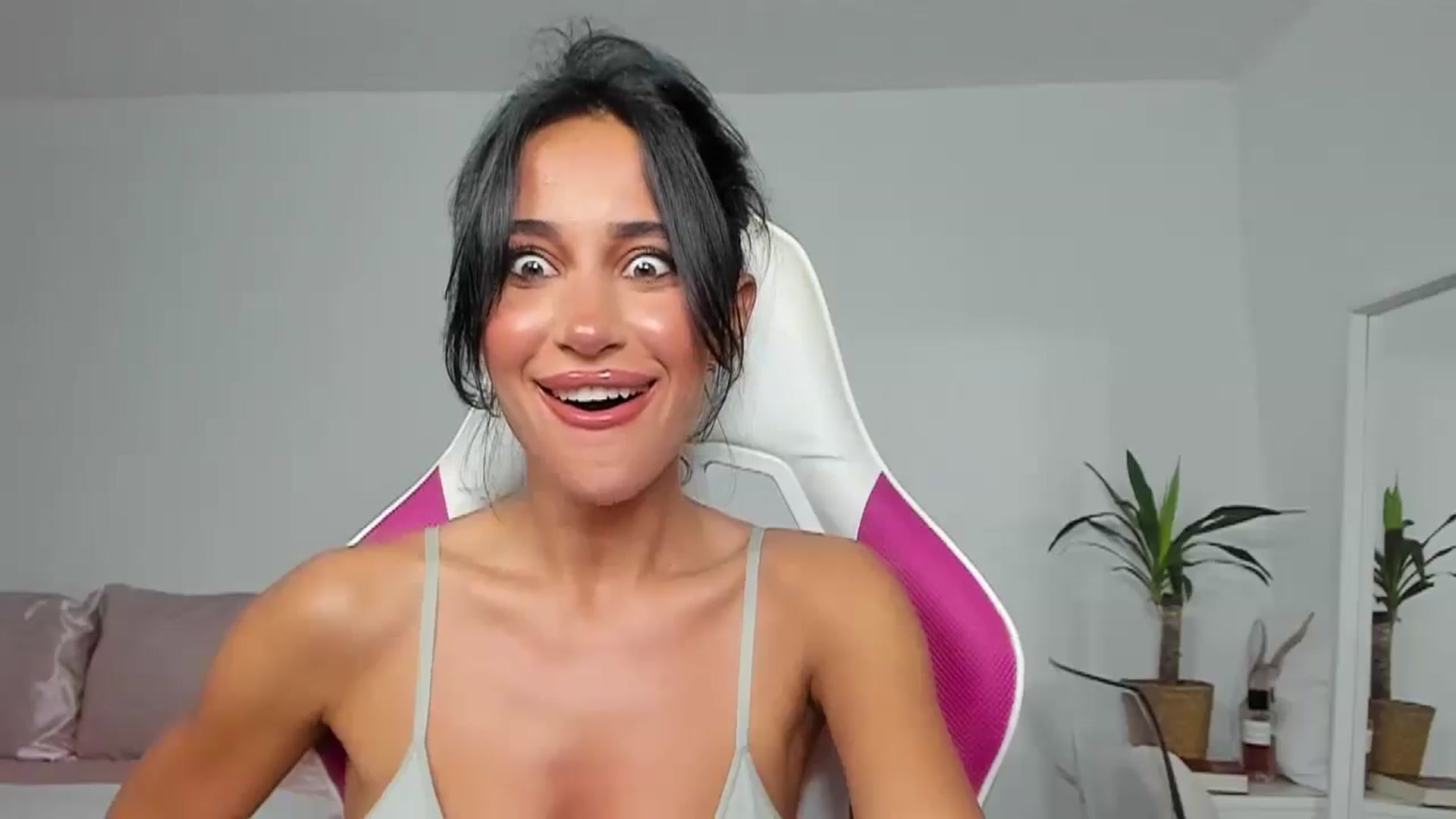 Gallery image thumbnail from Qarinah's myfreecams stream on, 06/09/2025, 01:56 image 15 of 20
