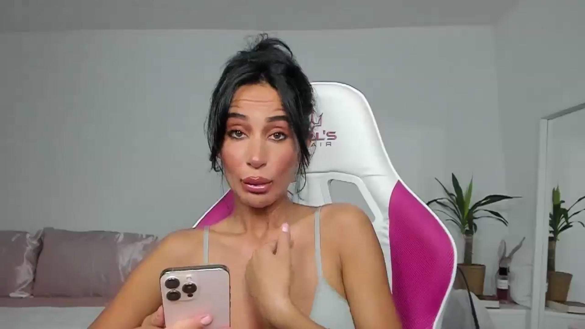 Gallery image thumbnail from Qarinah's myfreecams stream on, 06/09/2025, 01:56 image 6 of 20