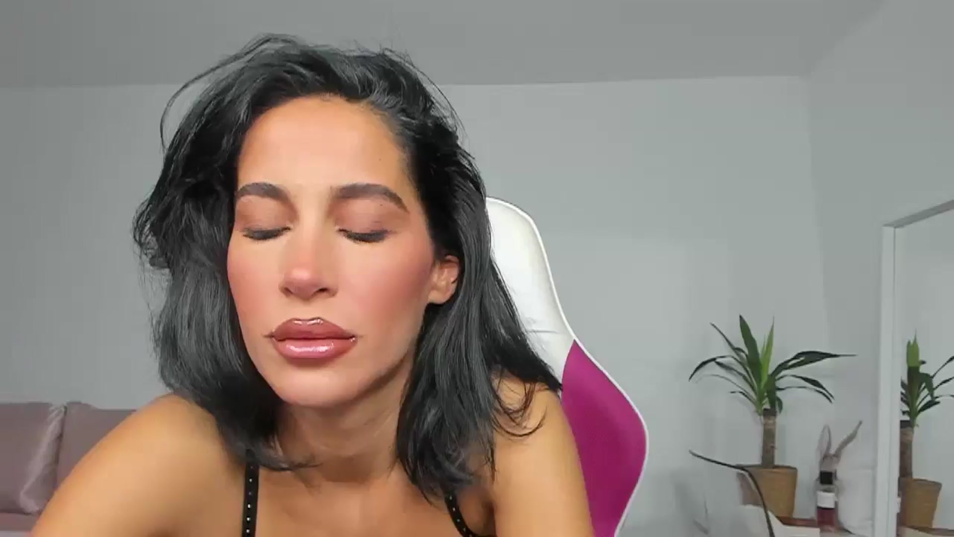 Gallery image thumbnail from Qarinah's myfreecams stream on, 06/09/2025, 21:14 image 17 of 20