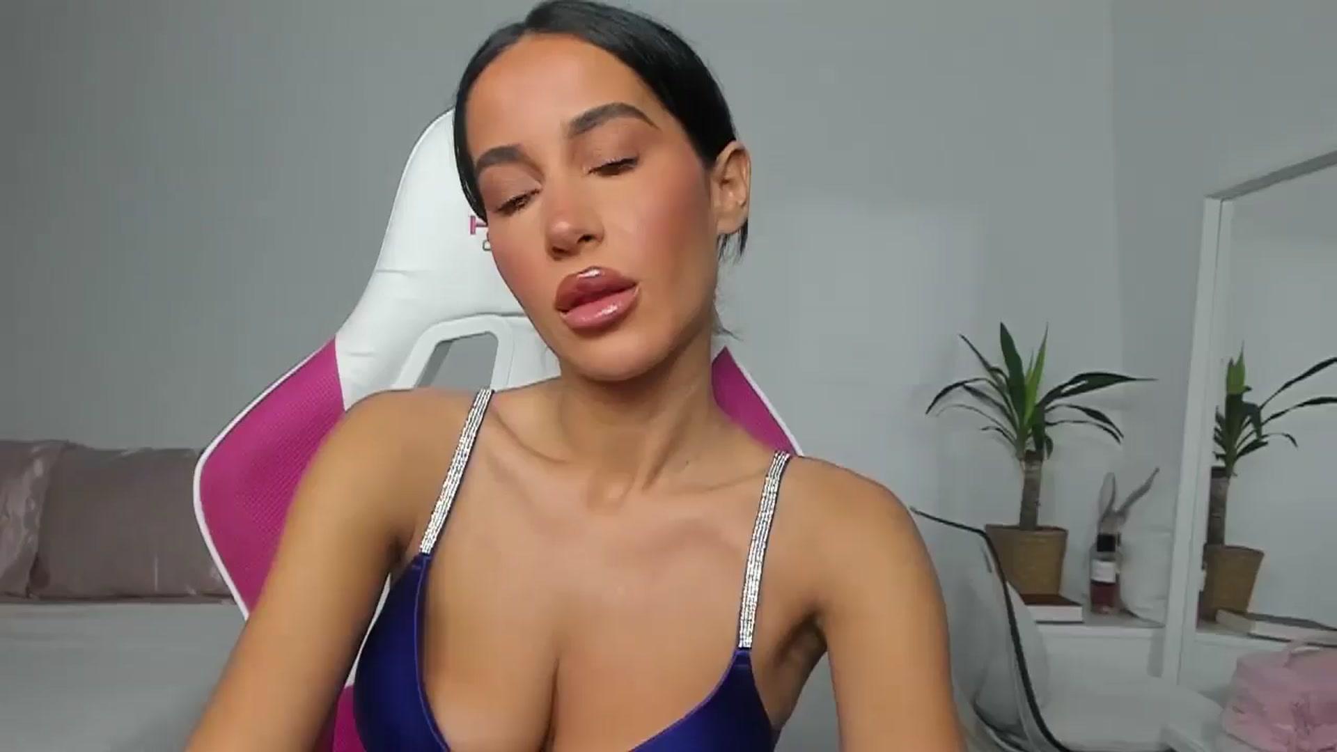Gallery image thumbnail from Qarinah's myfreecams stream on, 06/11/2025, 24:24 image 6 of 20