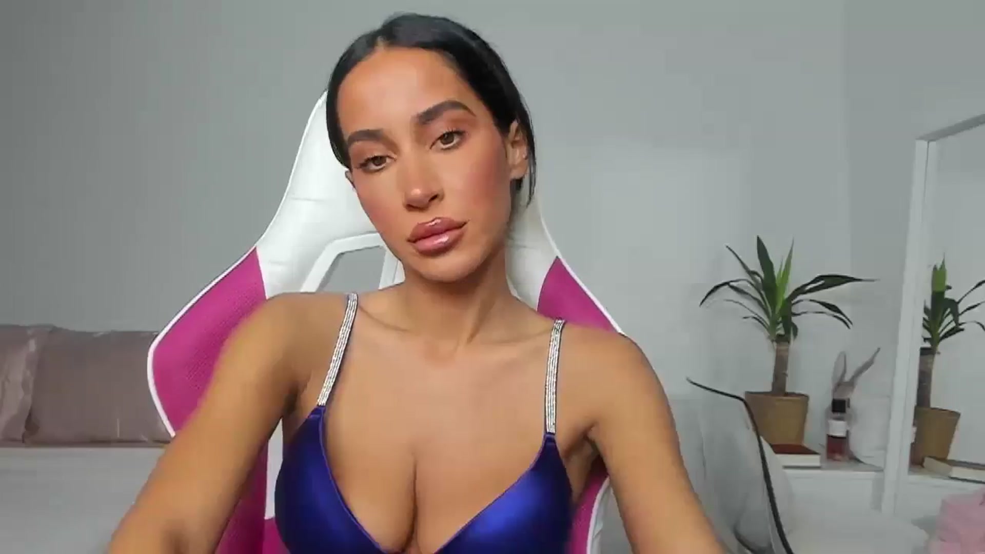 Gallery image thumbnail from Qarinah's myfreecams stream on, 06/11/2025, 24:24 image 15 of 20