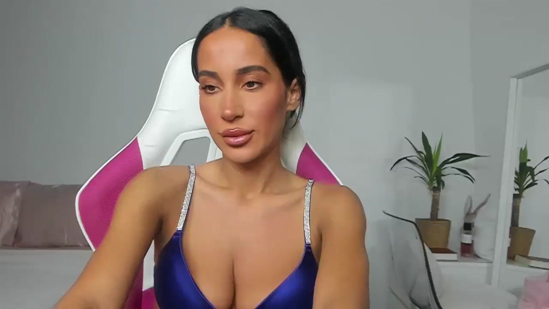 Gallery image thumbnail from Qarinah's myfreecams stream on, 06/11/2025, 24:24 image 16 of 20