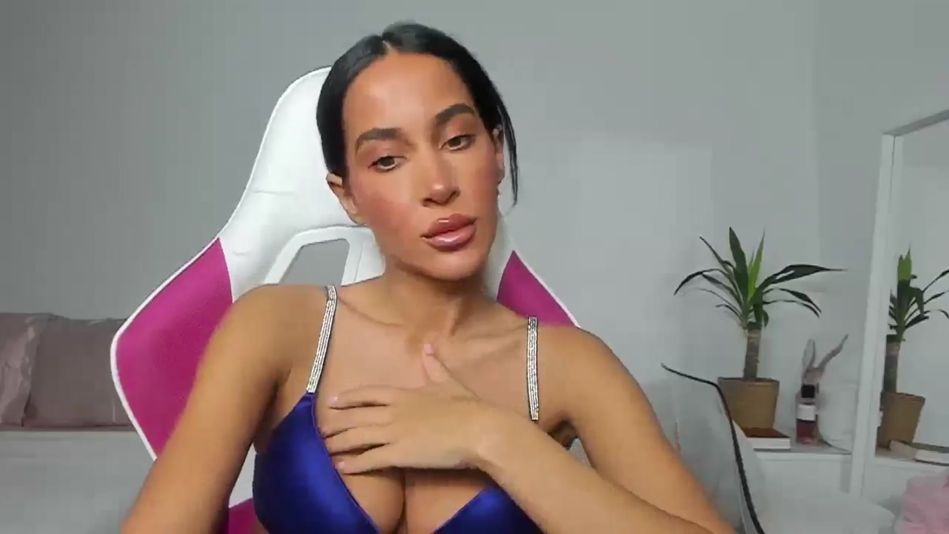 Gallery image thumbnail from Qarinah's myfreecams stream on, 06/11/2025, 24:24 image 17 of 20