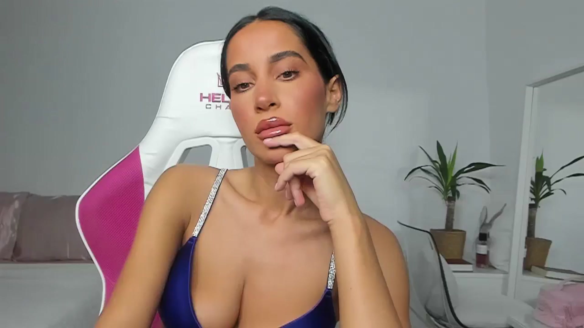 Gallery image thumbnail from Qarinah's myfreecams stream on, 06/11/2025, 24:24 image 10 of 20