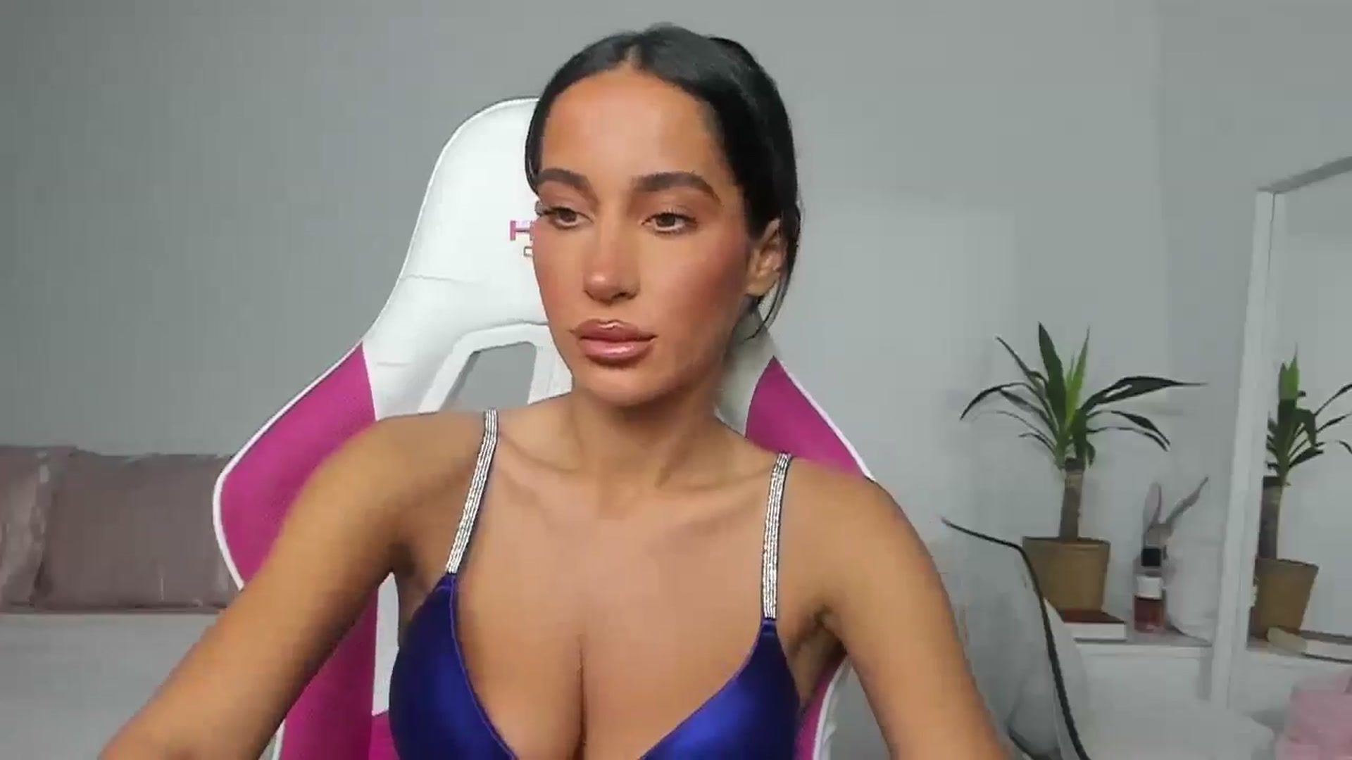 Gallery image thumbnail from Qarinah's myfreecams stream on, 06/11/2025, 24:44 image 18 of 20