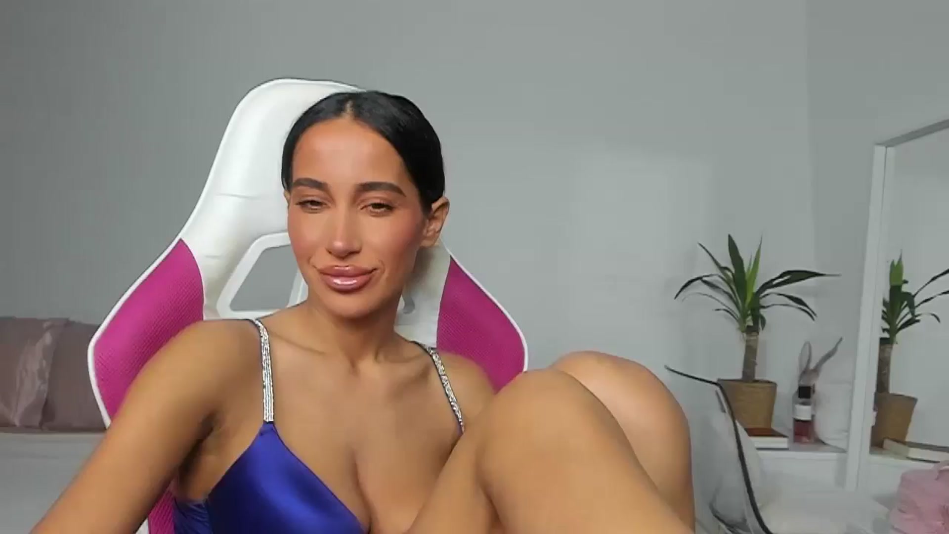 Gallery image thumbnail from Qarinah's myfreecams stream on, 06/11/2025, 24:44 image 4 of 20
