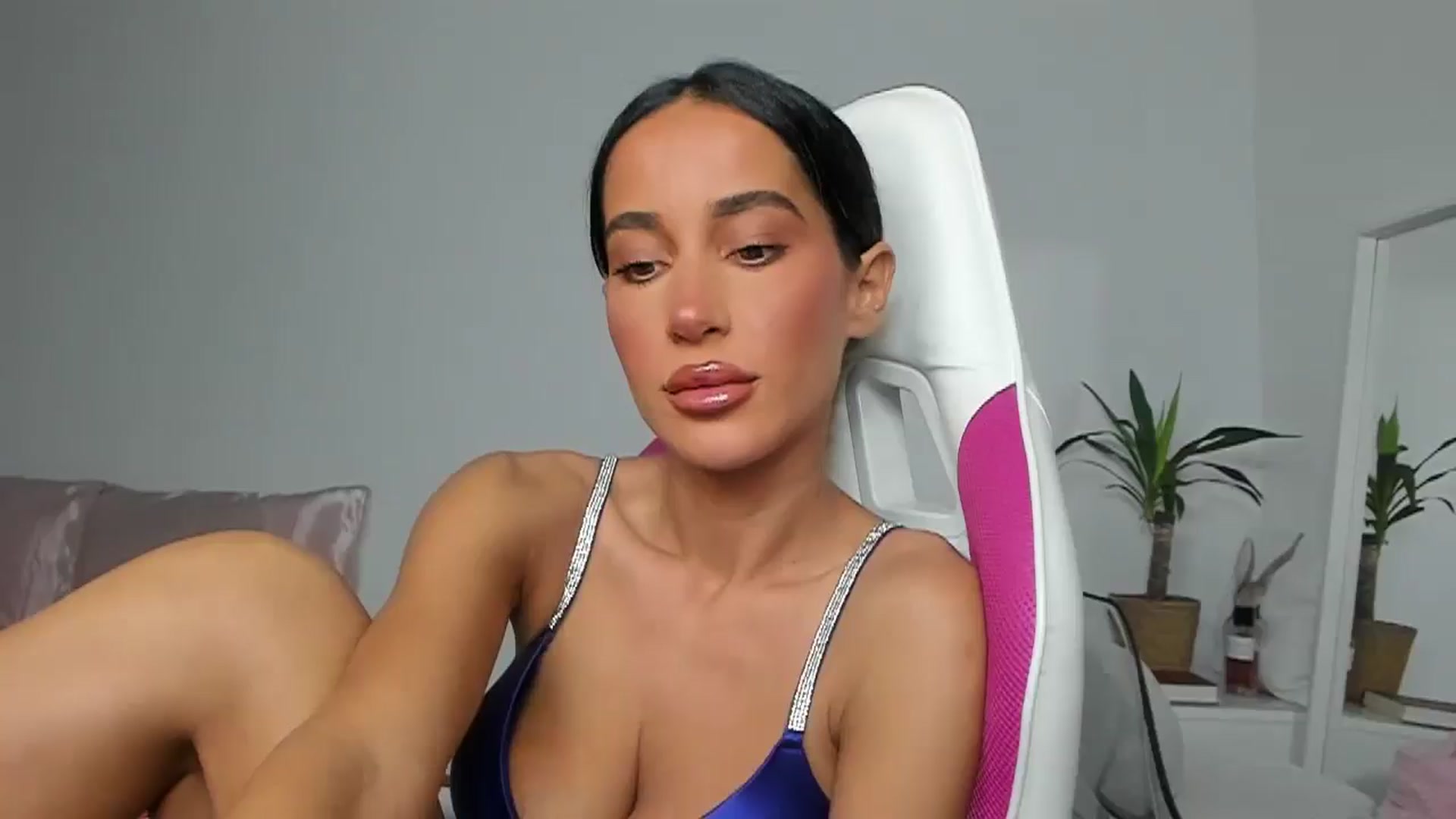 Gallery image thumbnail from Qarinah's myfreecams stream on, 06/11/2025, 24:44 image 2 of 20