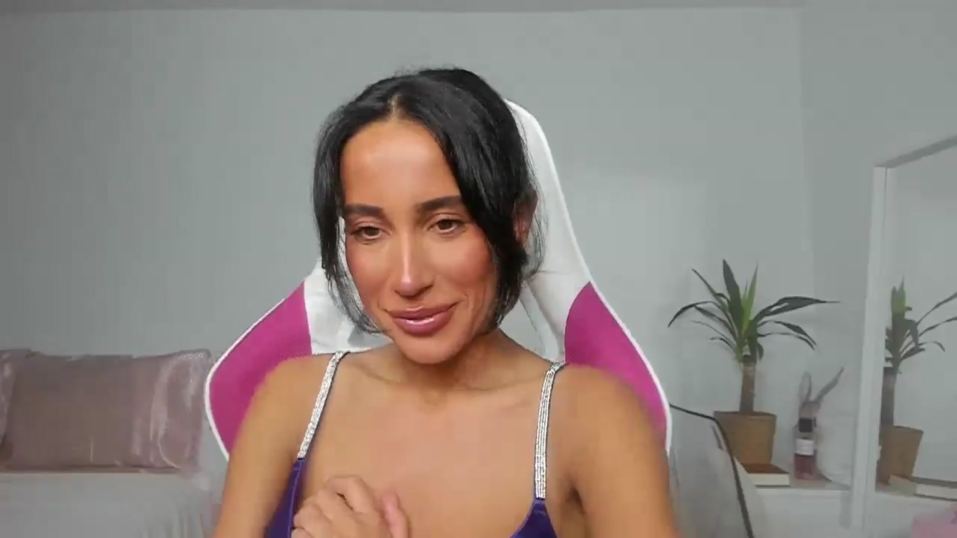 Gallery image thumbnail from Qarinah's myfreecams stream on, 06/11/2025, 02:22 image 3 of 20