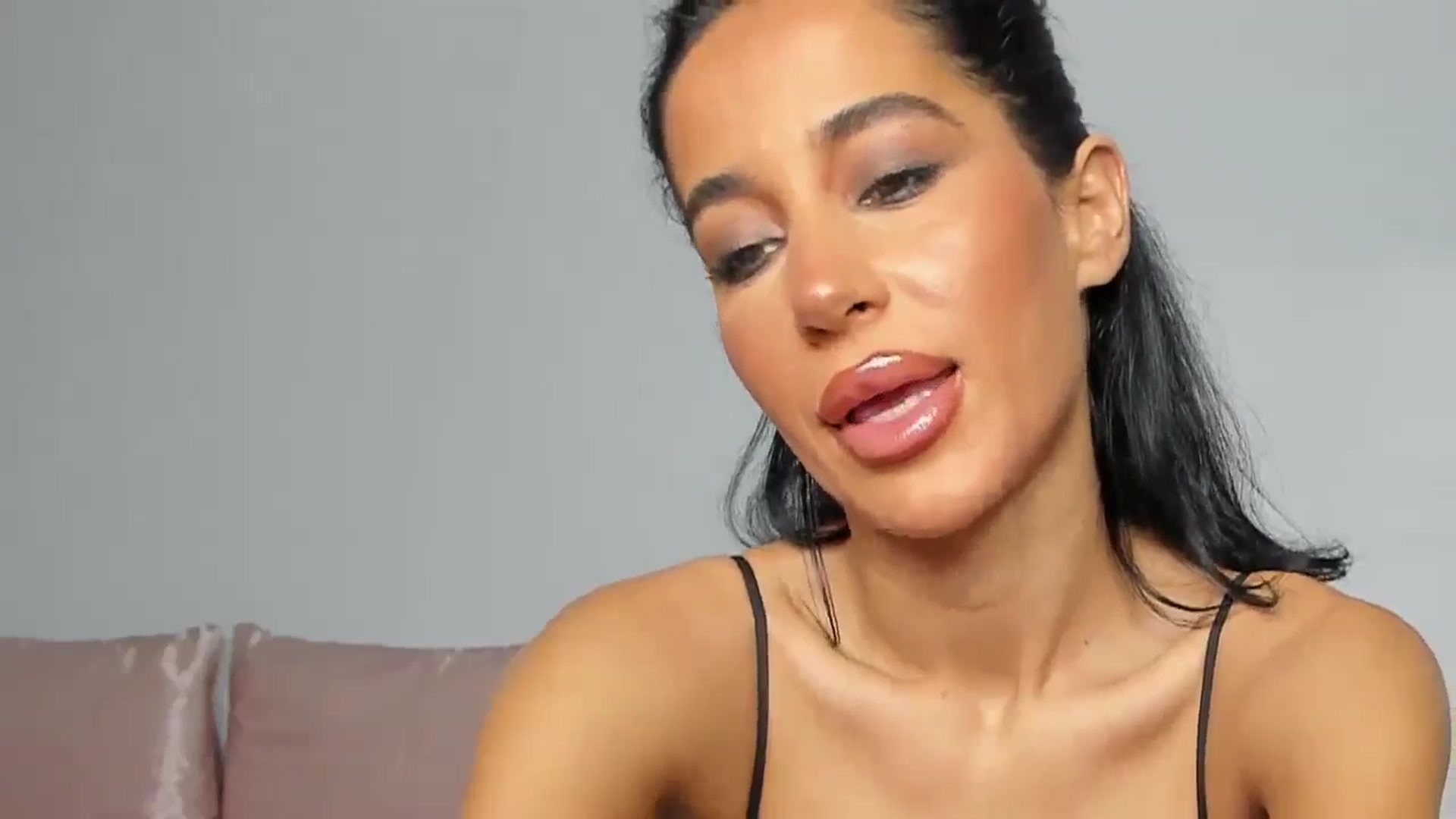 Gallery image thumbnail from Qarinah's myfreecams stream on, 06/12/2025, 01:37 image 9 of 20
