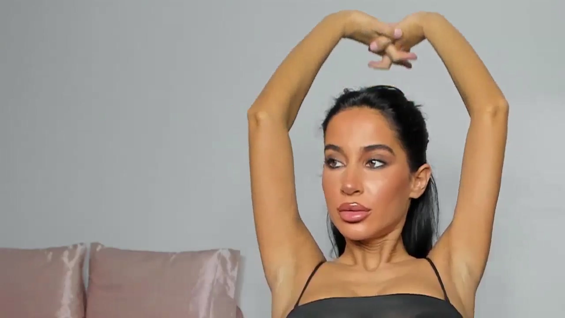 Gallery image thumbnail from Qarinah's myfreecams stream on, 06/12/2025, 01:37 image 18 of 20
