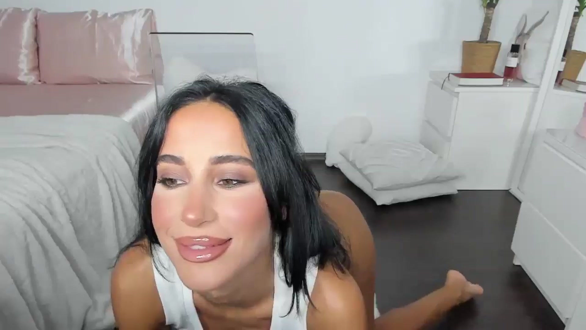 Gallery image thumbnail from Qarinah's myfreecams stream on, 06/12/2025, 23:01 image 12 of 20