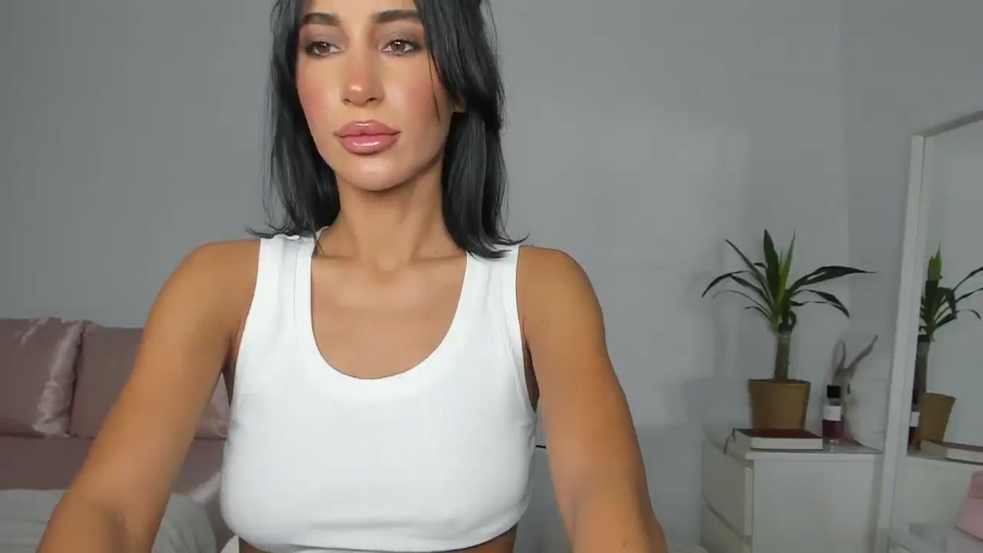 Gallery image thumbnail from Qarinah's myfreecams stream on, 06/13/2025, 01:05 image 18 of 20