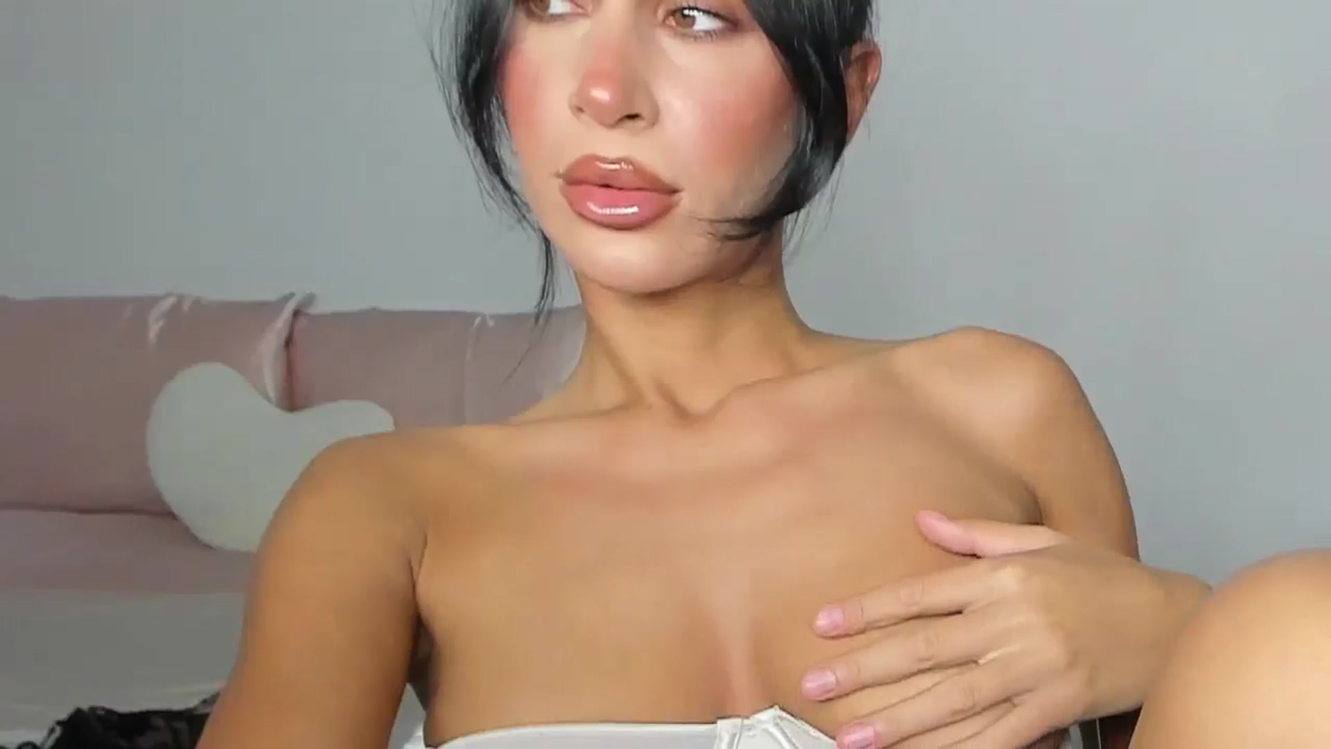 Gallery image thumbnail from Qarinah's myfreecams stream on, 06/17/2025, 01:00 image 12 of 20