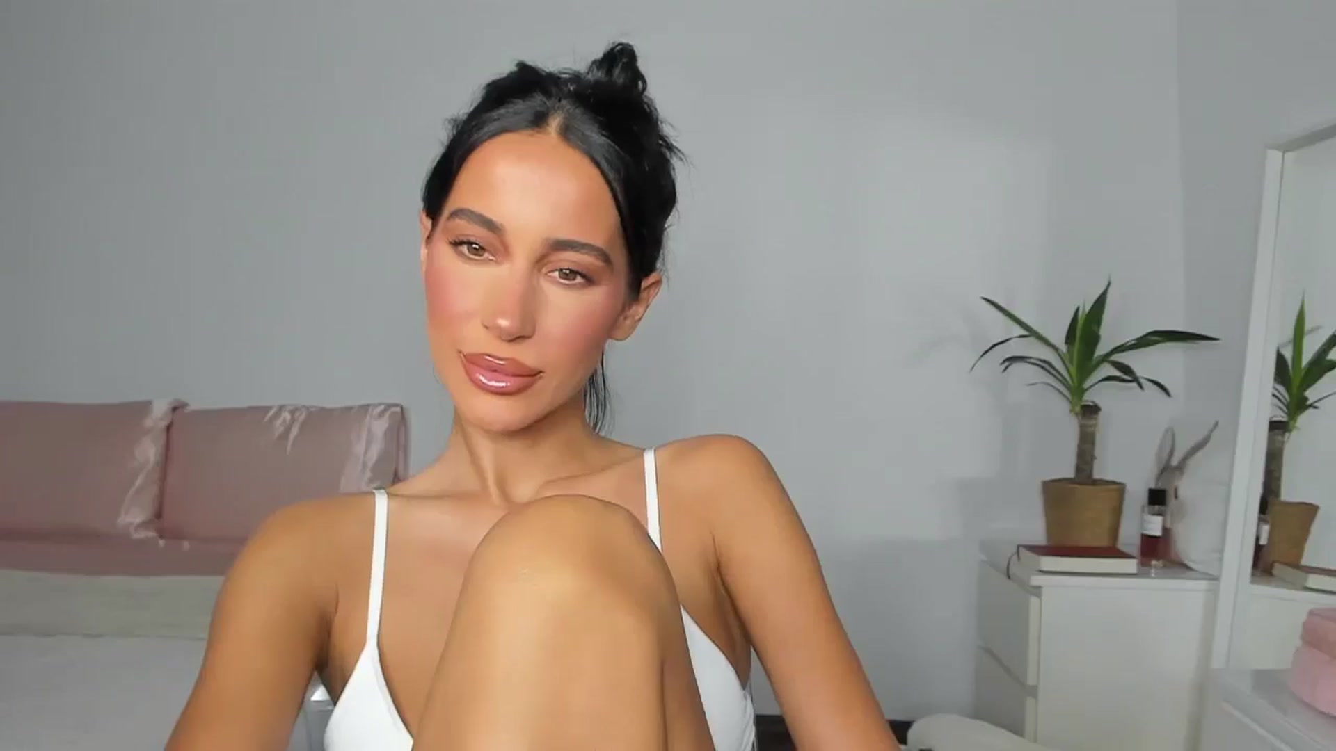 Gallery image thumbnail from Qarinah's myfreecams stream on, 06/19/2025, 24:19 image 15 of 20