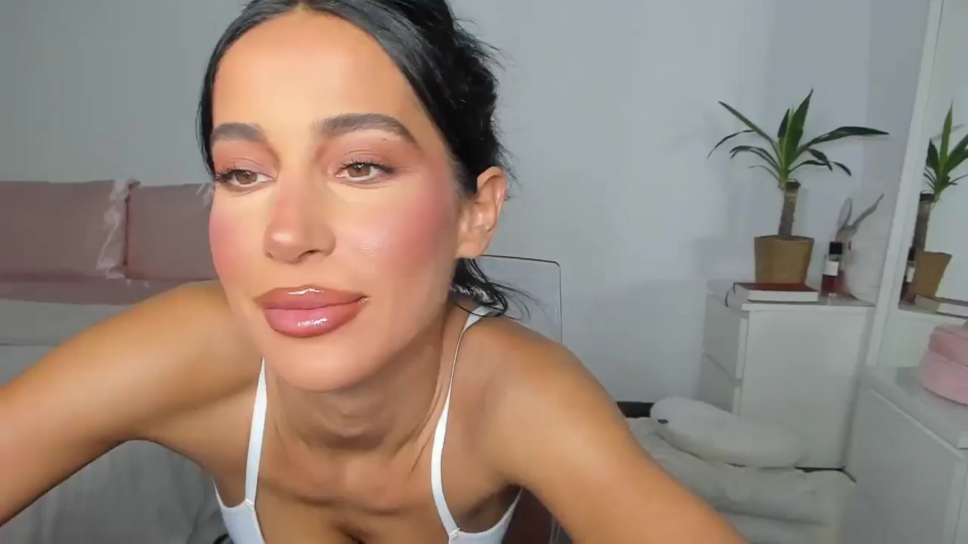 Gallery image thumbnail from Qarinah's myfreecams stream on, 06/19/2025, 24:19 image 11 of 20