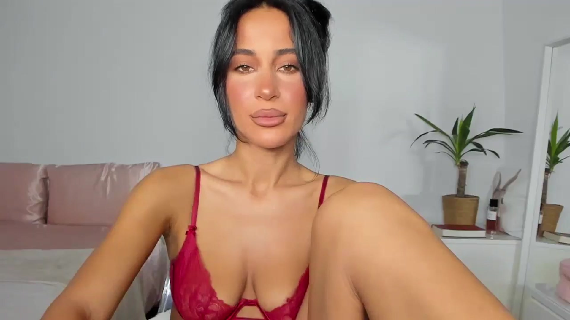 Gallery image thumbnail from Qarinah's myfreecams stream on, 06/19/2025, 23:55 image 2 of 20