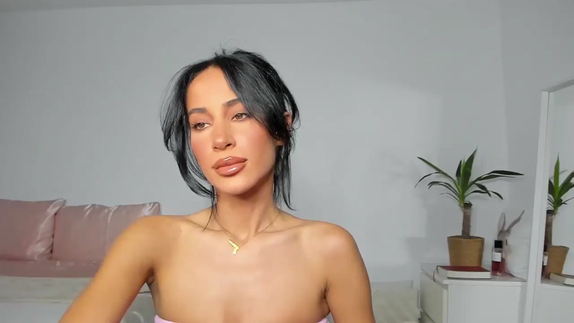 Gallery image thumbnail from Qarinah's myfreecams stream on, 06/22/2025, 24:03 image 10 of 20