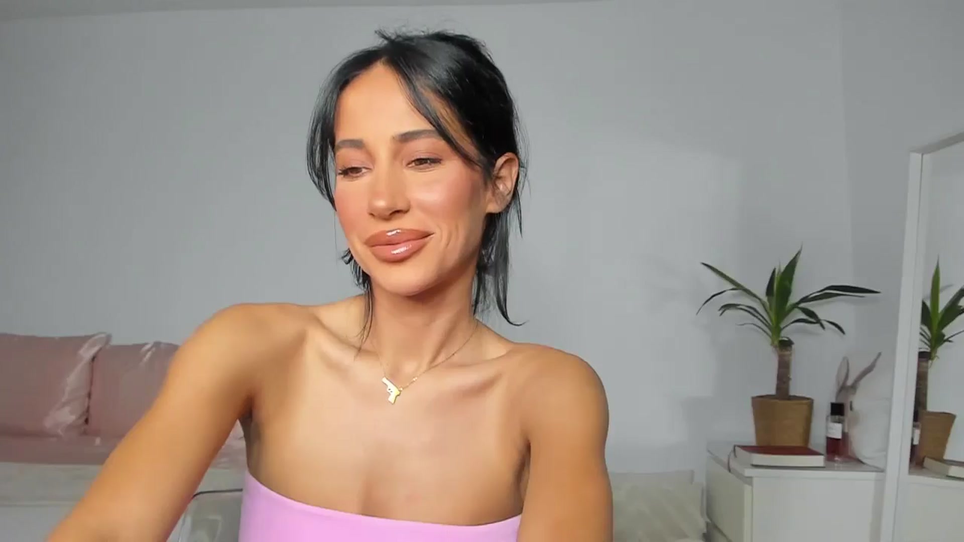 Gallery image thumbnail from Qarinah's myfreecams stream on, 06/22/2025, 24:03 image 13 of 20