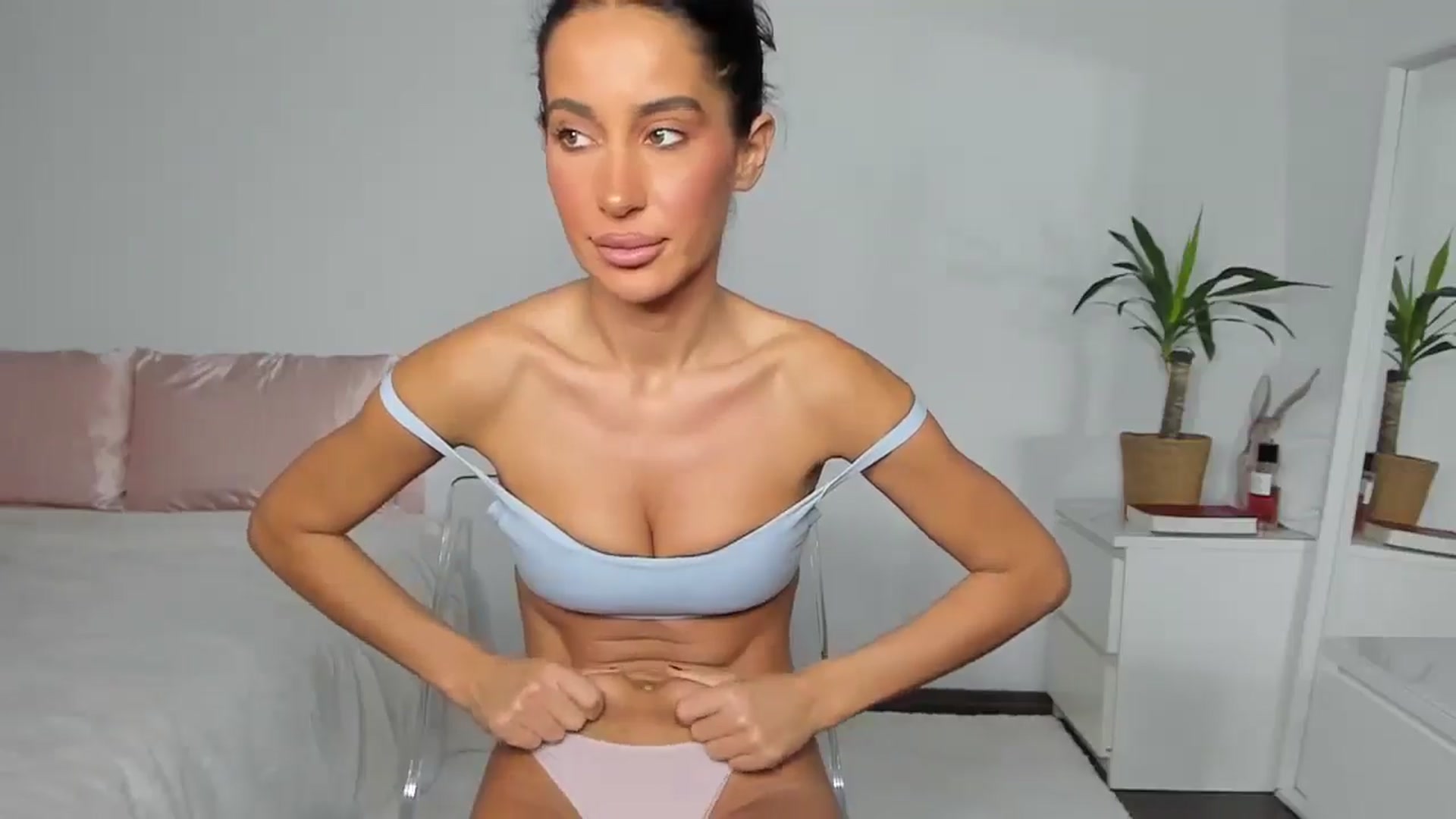Gallery image thumbnail from Qarinah's myfreecams stream on, 06/23/2025, 24:59 image 15 of 20
