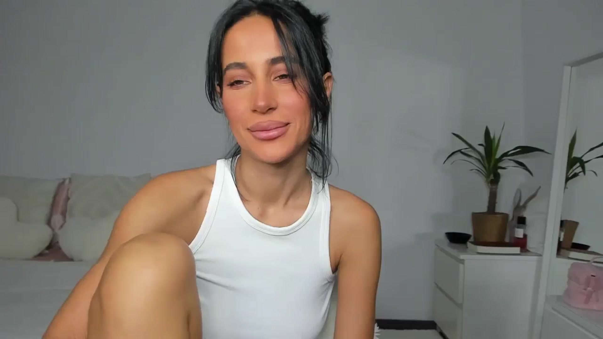 Gallery image thumbnail from Qarinah's myfreecams stream on, 06/23/2025, 23:30 image 15 of 20
