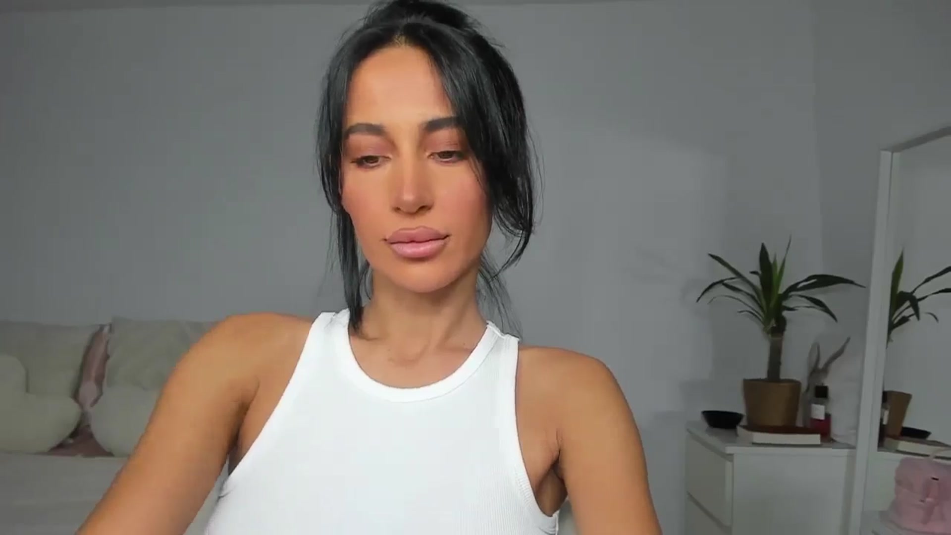 Gallery image thumbnail from Qarinah's myfreecams stream on, 06/23/2025, 23:30 image 6 of 20