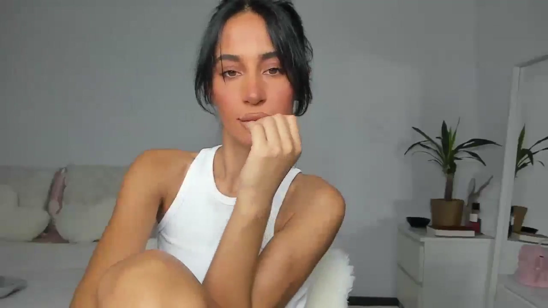 Gallery image thumbnail from Qarinah's myfreecams stream on, 06/24/2025, 24:20 image 2 of 20