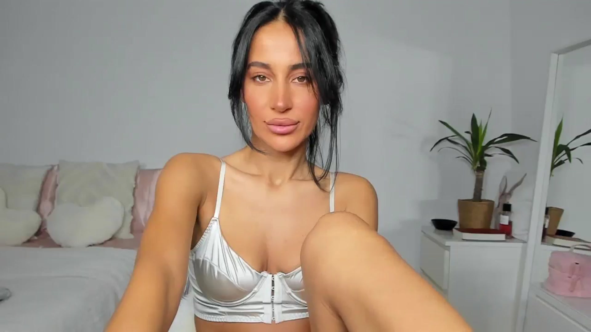 Gallery image thumbnail from Qarinah's myfreecams stream on, 06/24/2025, 24:20 image 17 of 20