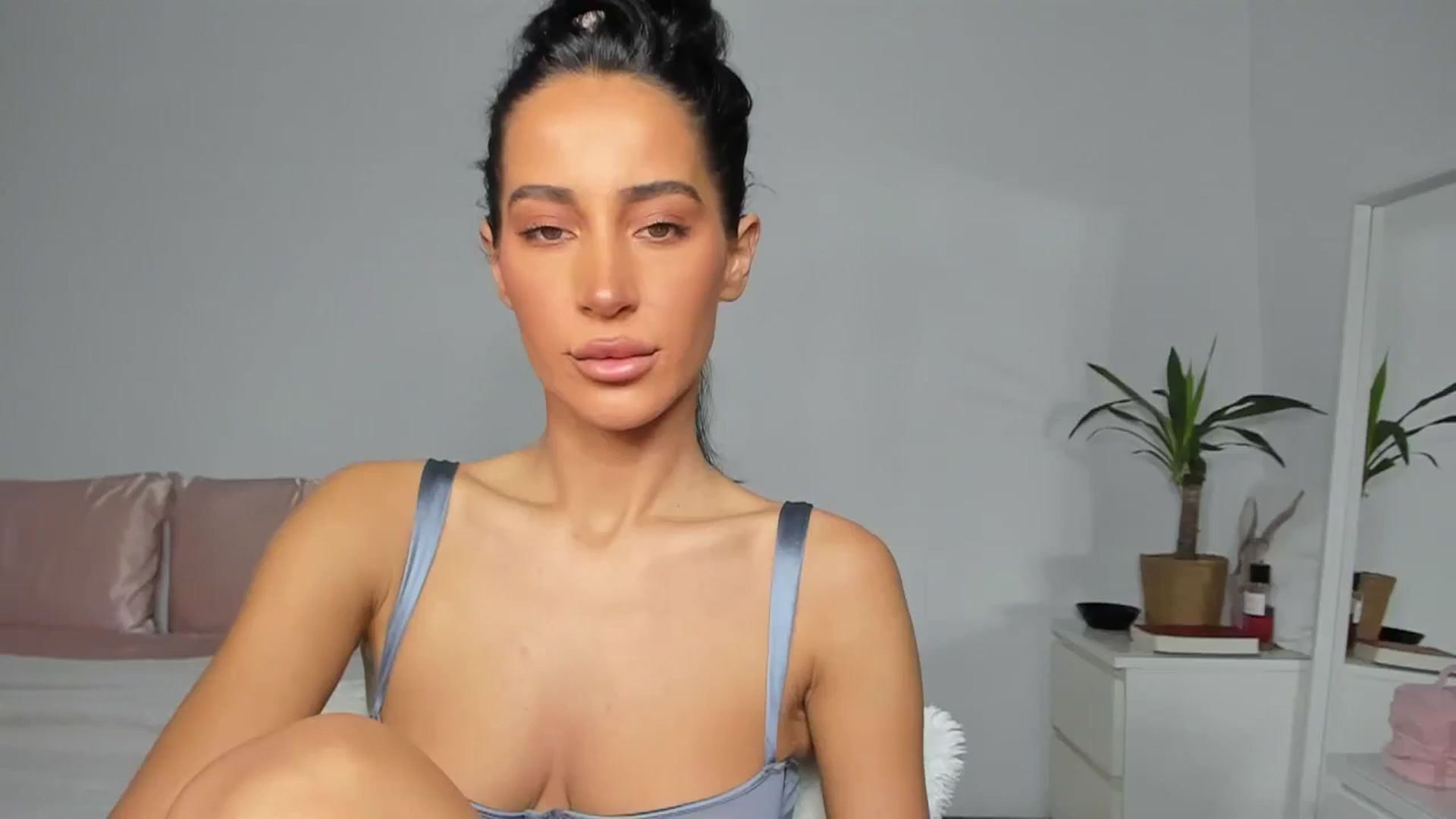 Gallery image thumbnail from Qarinah's myfreecams stream on, 06/25/2025, 24:20 image 5 of 20