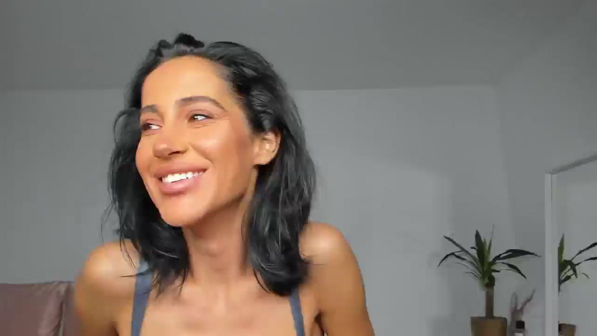 Gallery image thumbnail from Qarinah's myfreecams stream on, 06/25/2025, 24:20 image 10 of 20
