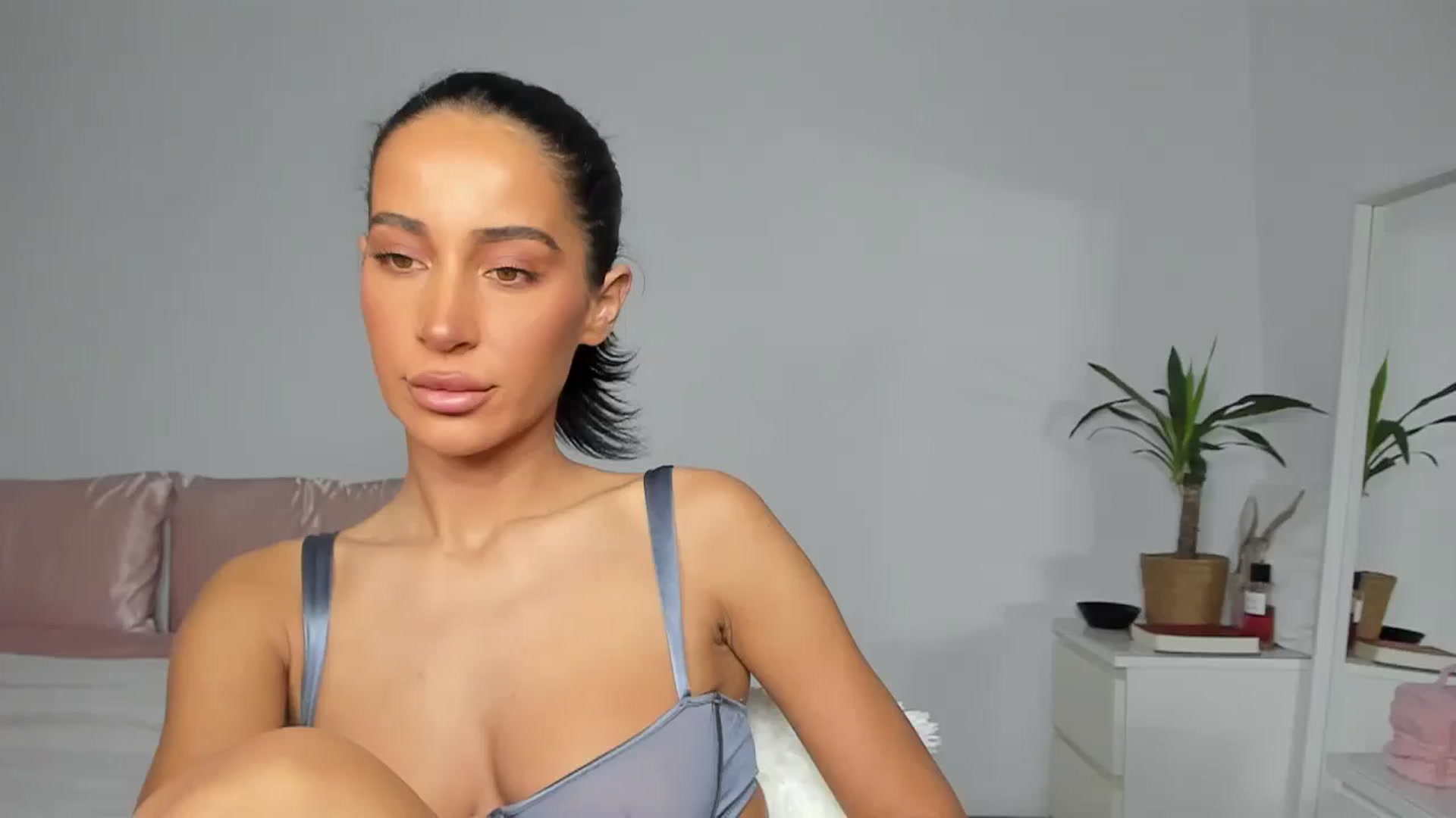 Gallery image thumbnail from Qarinah's myfreecams stream on, 06/25/2025, 24:20 image 3 of 20