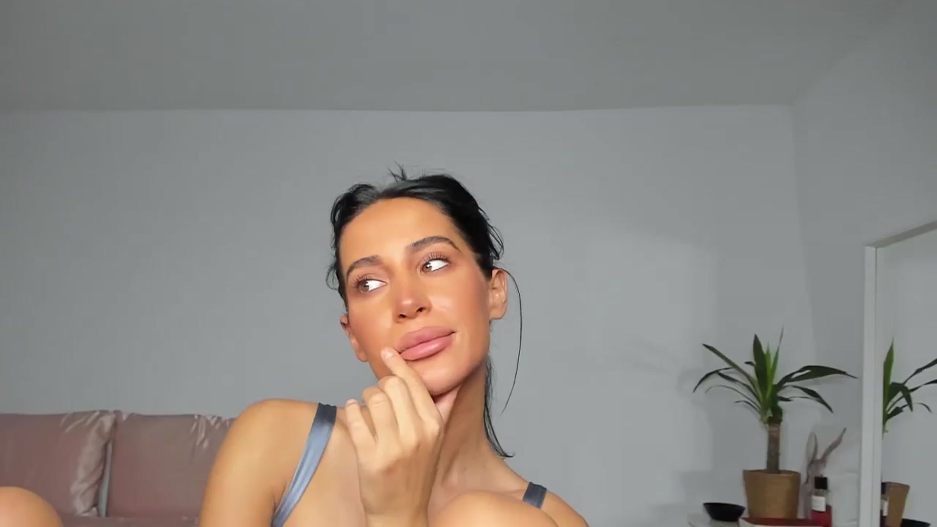 Gallery image thumbnail from Qarinah's myfreecams stream on, 06/25/2025, 01:54 image 12 of 20