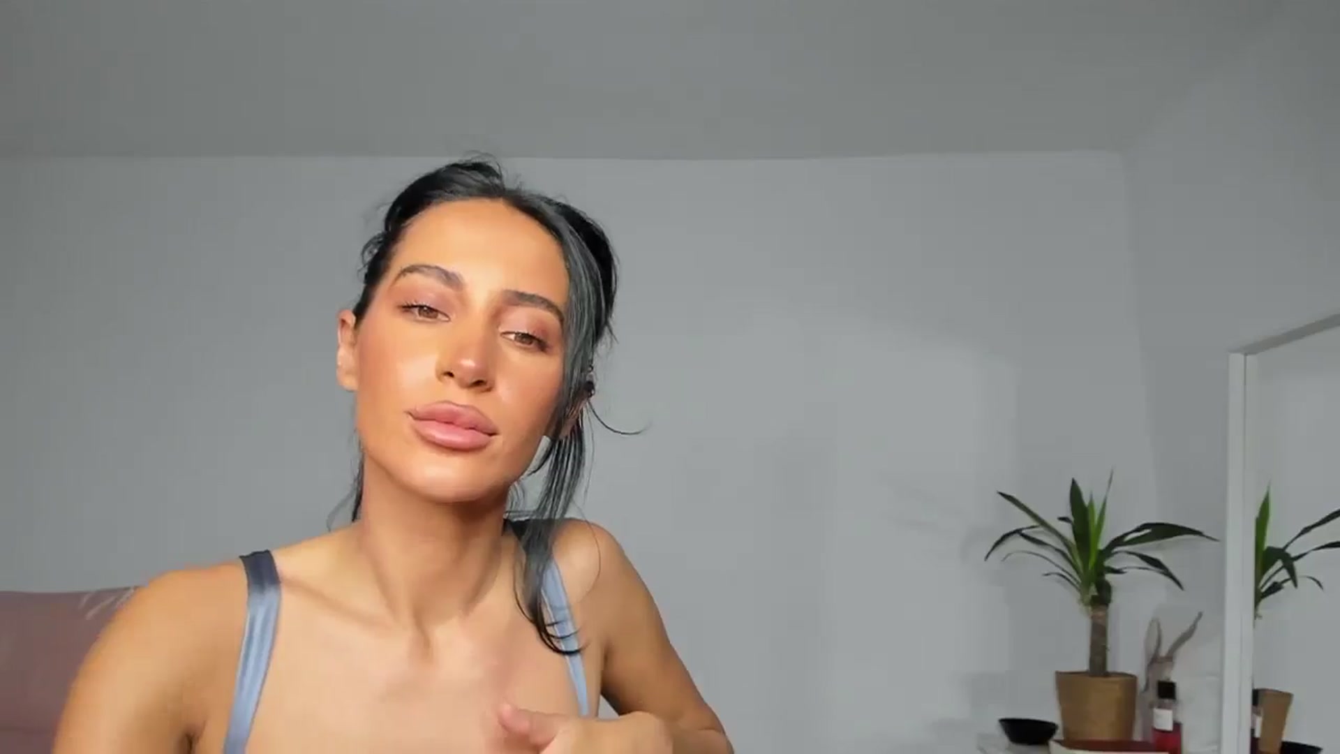 Gallery image thumbnail from Qarinah's myfreecams stream on, 06/25/2025, 01:54 image 6 of 20