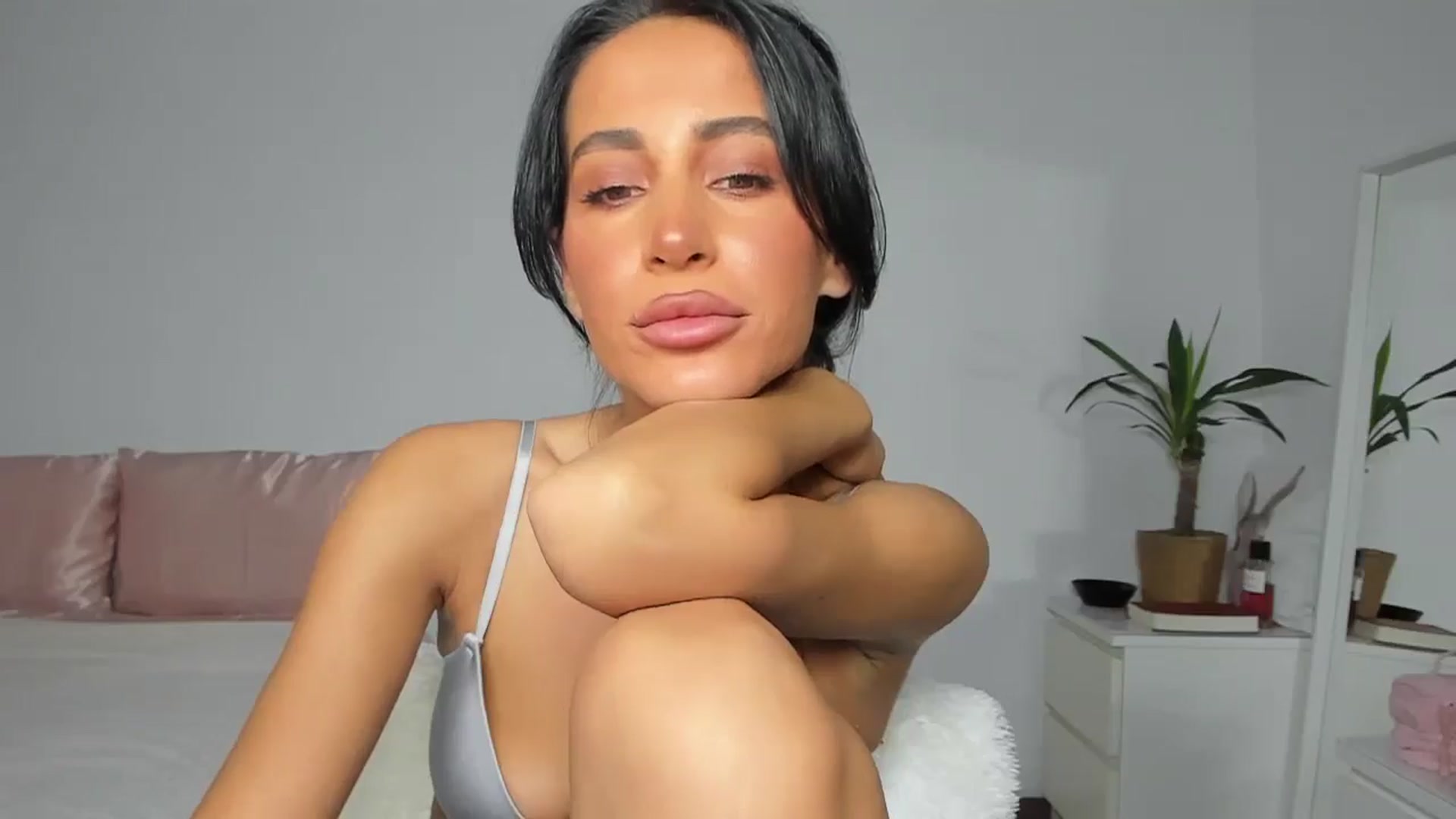 Gallery image thumbnail from Qarinah's myfreecams stream on, 06/26/2025, 24:16 image 15 of 20
