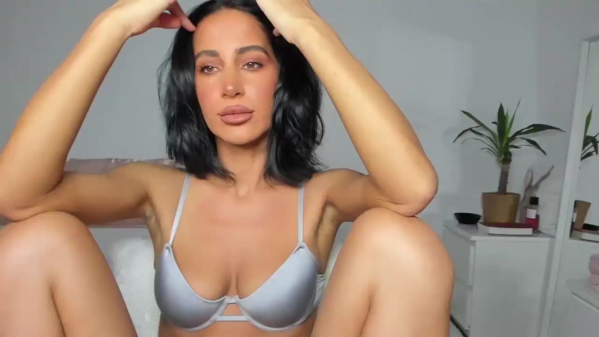 Gallery image thumbnail from Qarinah's myfreecams stream on, 06/26/2025, 24:16 image 2 of 20