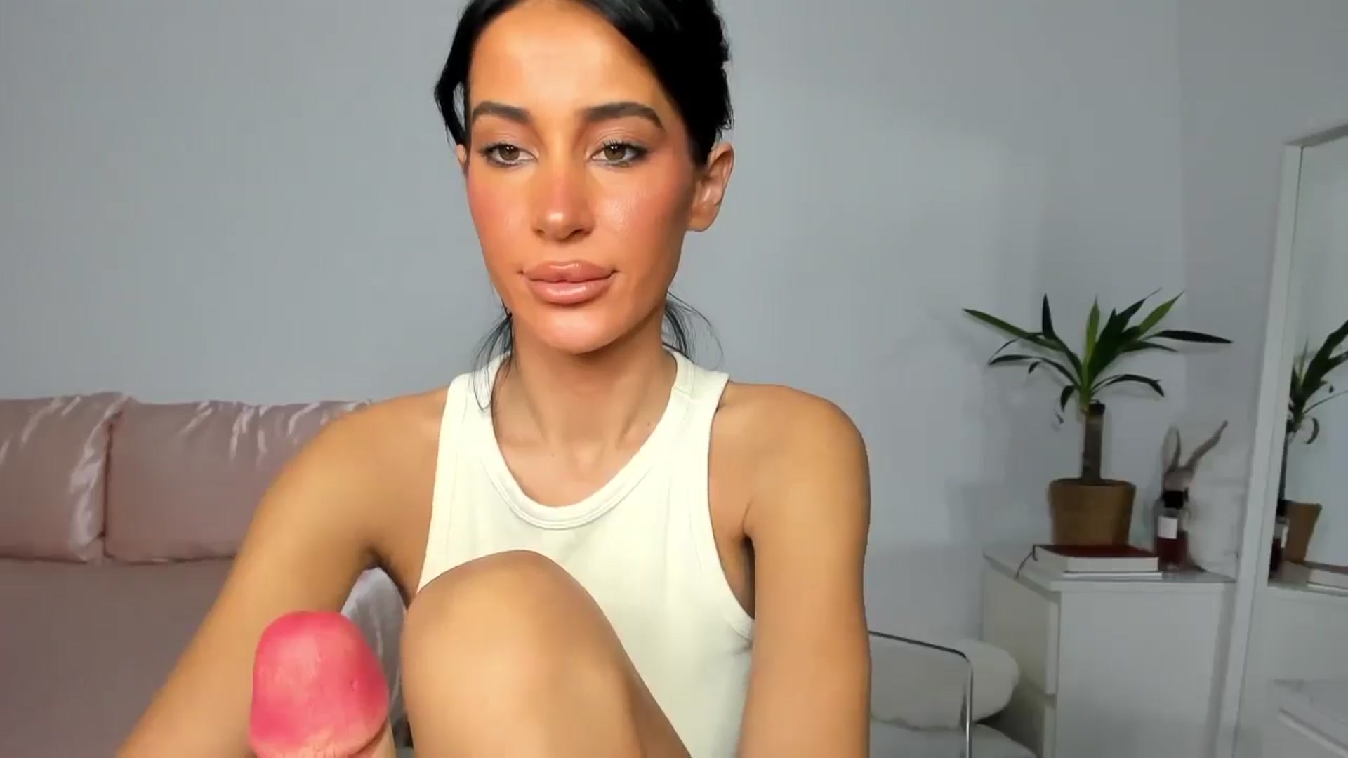 Gallery image thumbnail from Qarinah's myfreecams stream on, 07/06/2025, 24:07 image 15 of 20