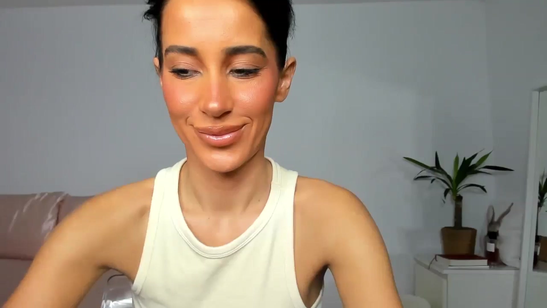 Gallery image thumbnail from Qarinah's myfreecams stream on, 07/06/2025, 24:07 image 12 of 20