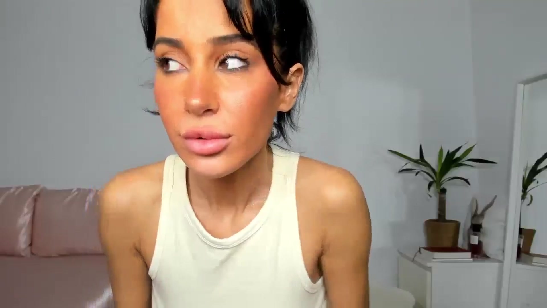 Gallery image thumbnail from Qarinah's myfreecams stream on, 07/06/2025, 01:03 image 14 of 20