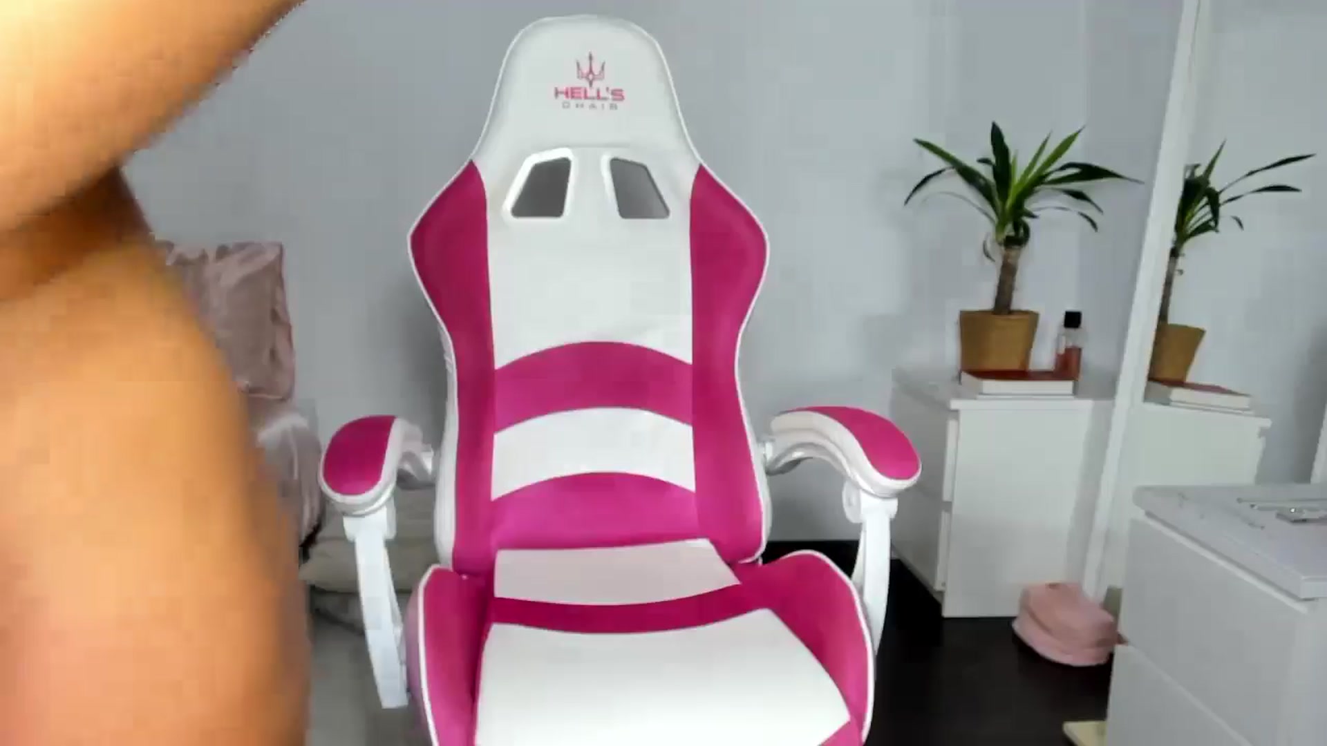 Gallery image thumbnail from Qarinah's myfreecams stream on, 07/15/2025, 24:49 image 10 of 20