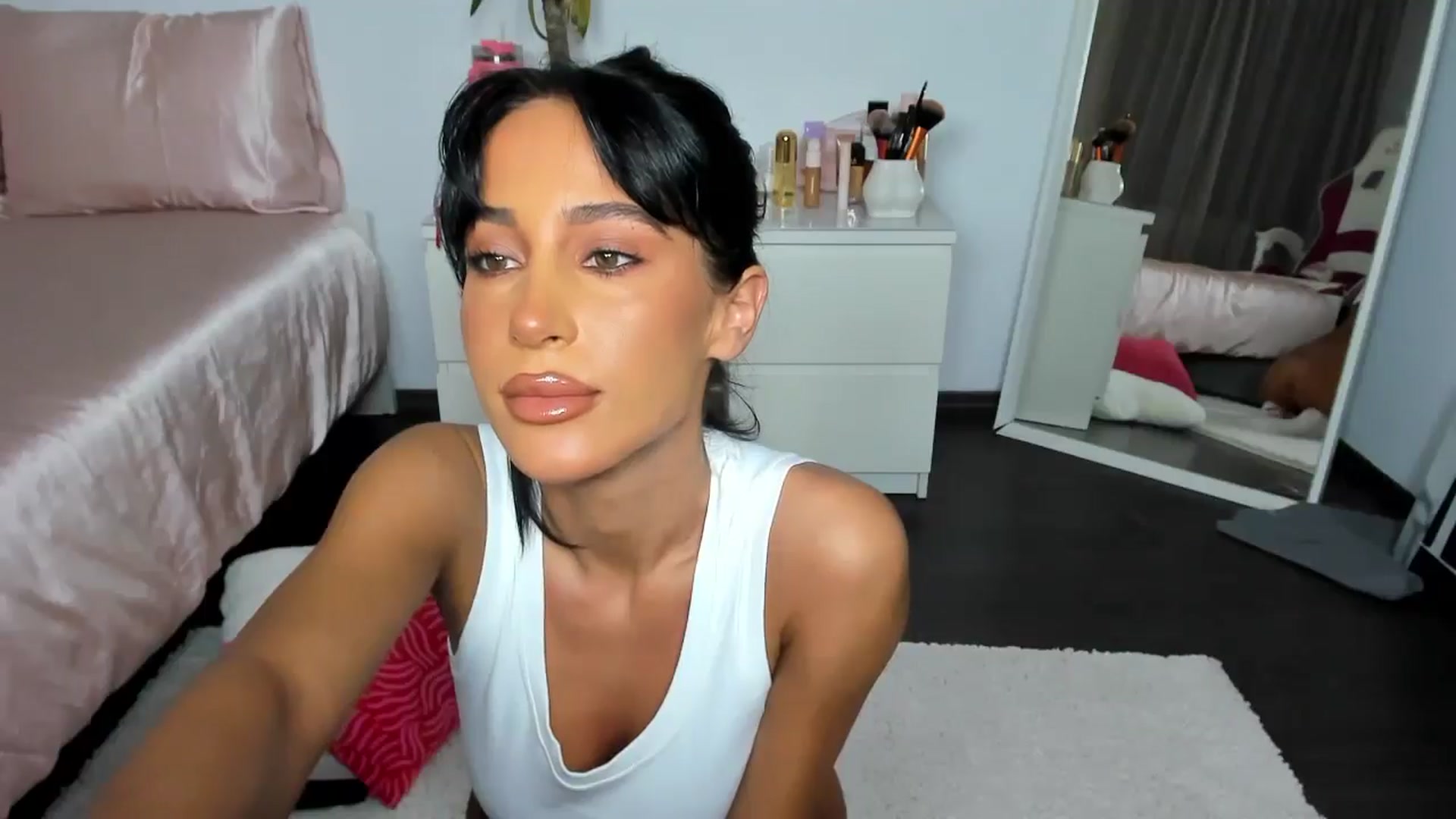 Gallery image thumbnail from Qarinah's myfreecams stream on, 07/20/2025, 23:49 image 6 of 20