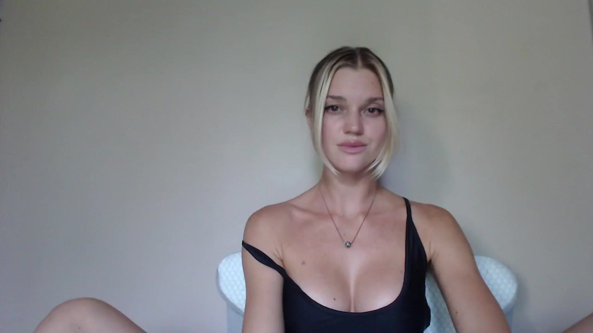 Gallery image thumbnail from Qeeensgambit's myfreecams stream on, 08/06/2025, 14:03 image 3 of 20